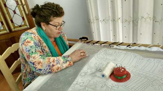 Los Premios de Artesanía de Andalucía reconocen a Encarnita Berrio, artesana de bordados de Dúrcal